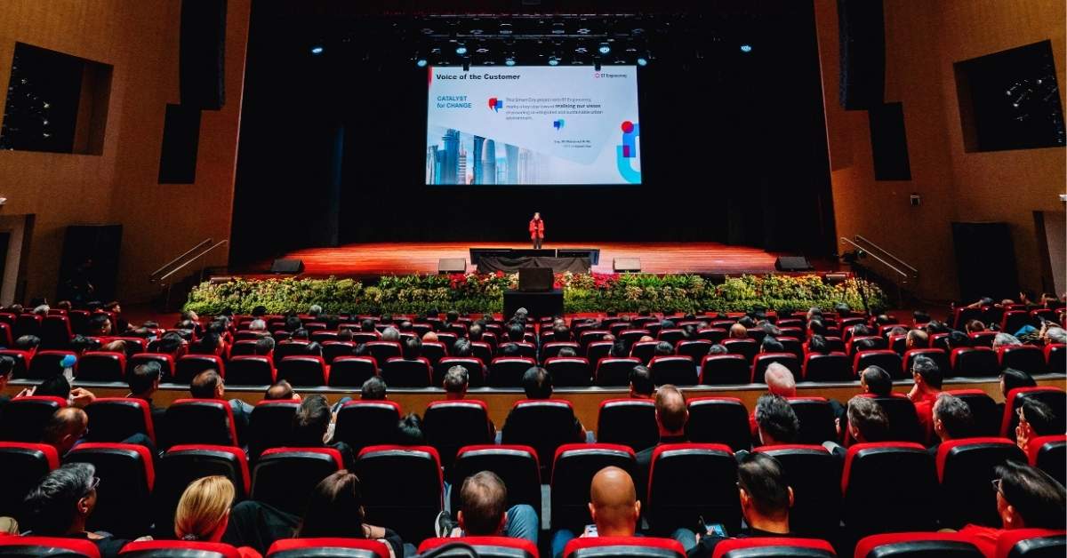 Hybrid event management in corporate events