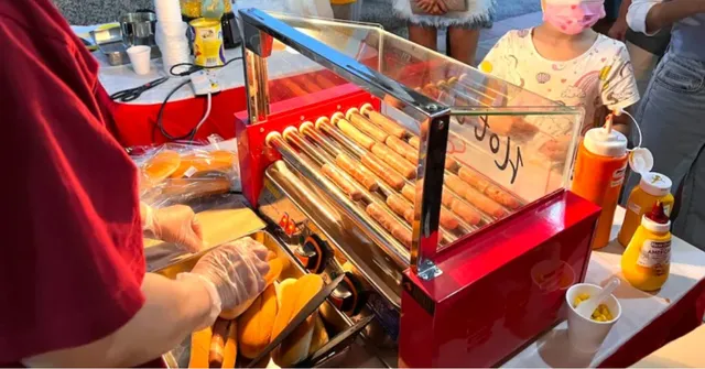 Dream Station's live food station offerings: Hotdog bun