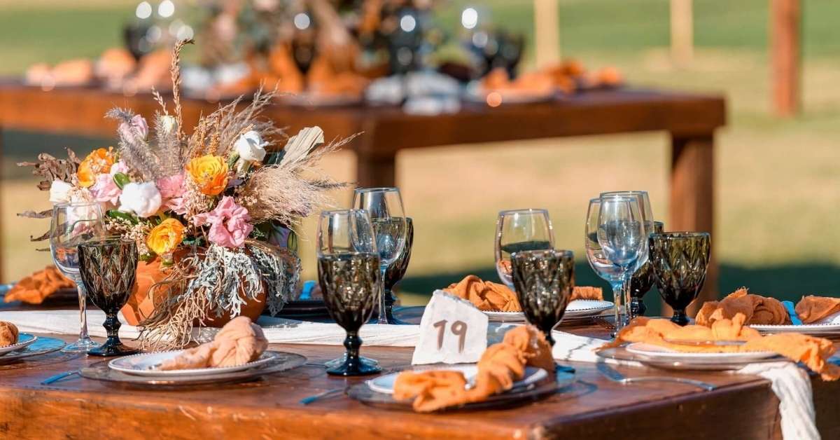 Choose reusable or rental décor items