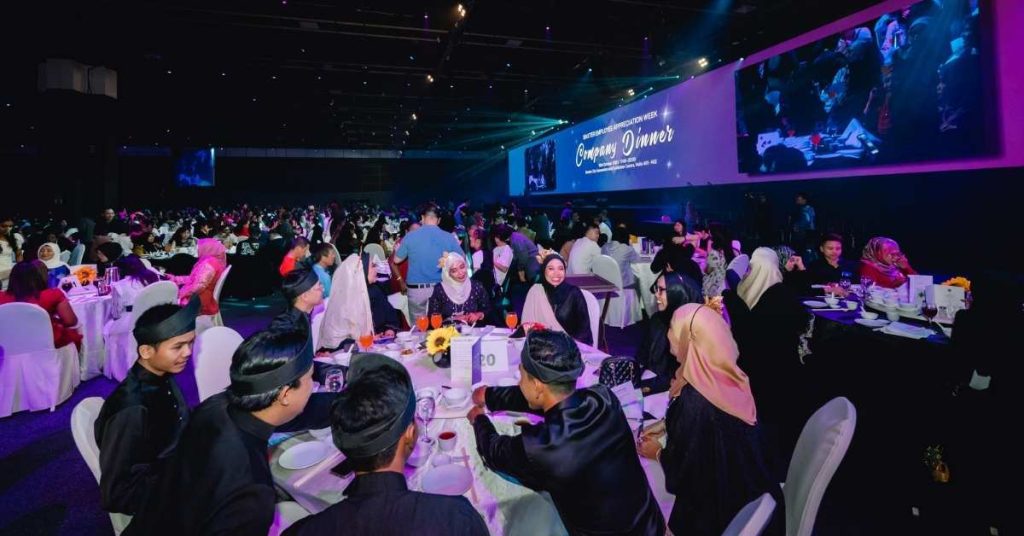 Company dinner and dance helps strengthening workplace relationship