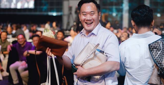 A dinner and dance event attendee take part in a miniute-to-win-it game