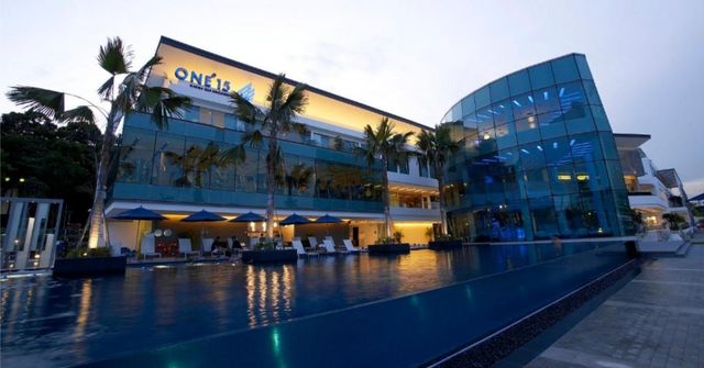 Waterfront dinner and dance venue at ONE°15 Marina