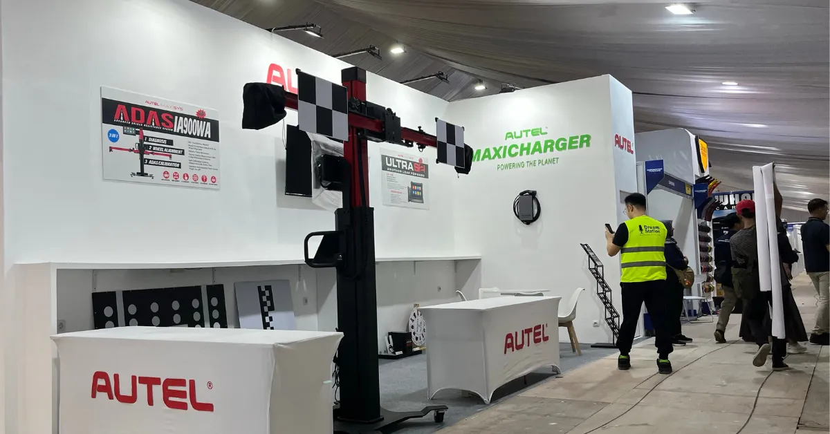 A Dream Station staff is managing on-site installation for Autel's exhibition booth