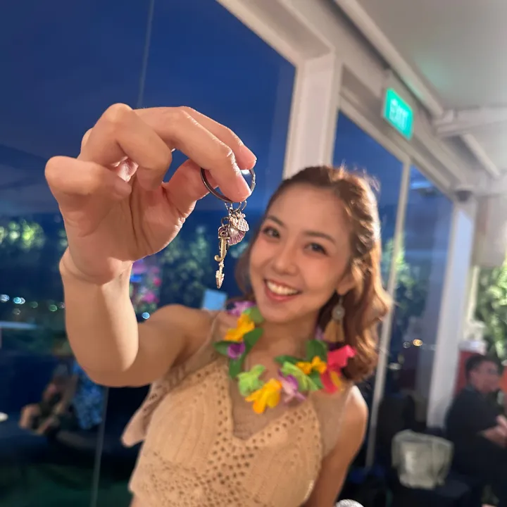 An event attendee happily taking picture with their DIY keyring